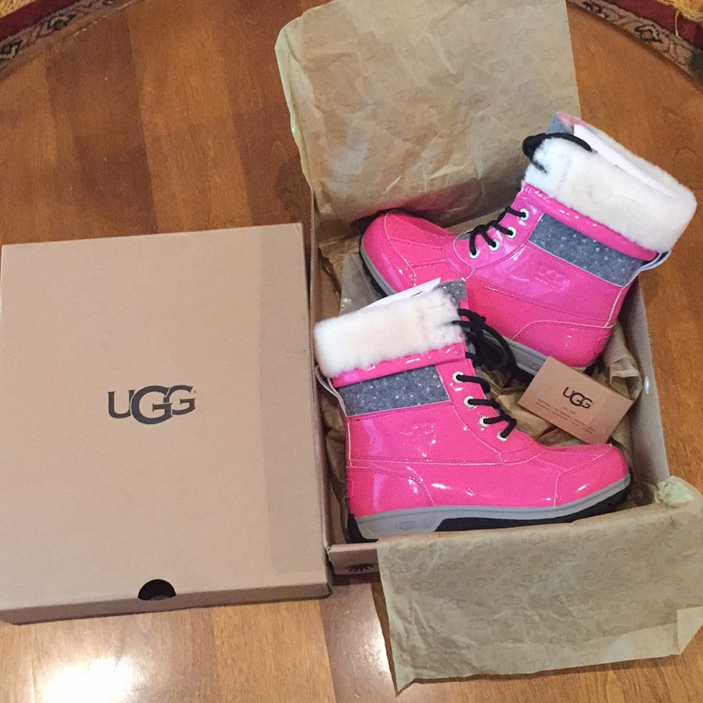 NWT UGG snow boot